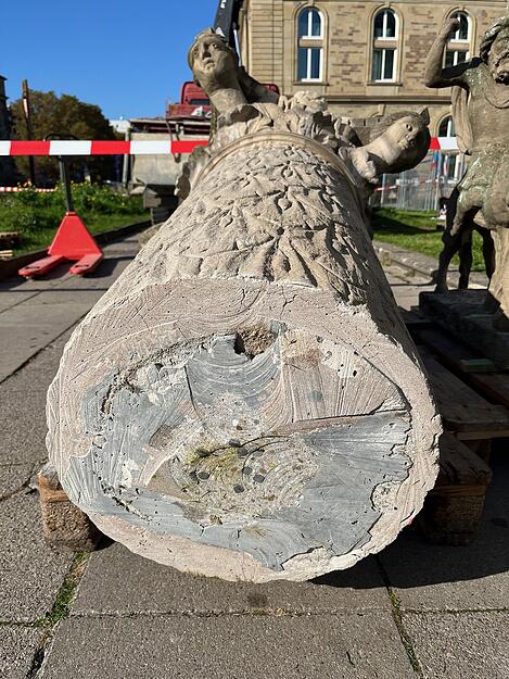 Fachkräfte bauten die monumentale Säule mit größter Präzision und historischem Feingefühl in Stuttgart ab. Fachkräfte bauten die monumentale Säule mit größter Präzision und historischem Feingefühl in Stuttgart ab.