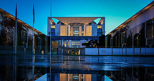 04.07.2024, Berlin: Das Bundeskanzleramt spiegelt sich am Abend in einer Pfütze. Hier beraten die Spitzen der Ampel-Parteien über den Bundeshaushalt. Foto: Kay Nietfeld/dpa +++ dpa-Bildfunk +++ 04.07.2024, Berlin: Das Bundeskanzleramt spiegelt sich am Abend in einer Pfütze. Hier beraten die Spitzen der Ampel-Parteien über den Bundeshaushalt. Foto: Kay Nietfeld/dpa +++ dpa-Bildfunk +++