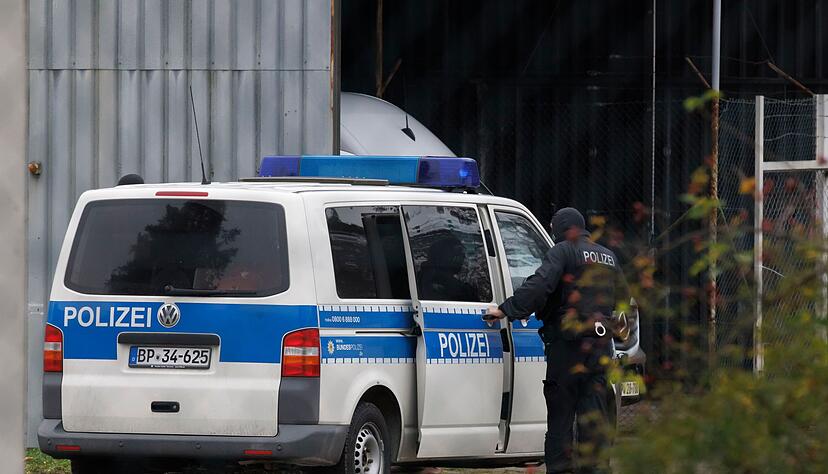 Am einer Außenstelle vom Bundesgerichtshof fährt ein Streifenwagen vor.