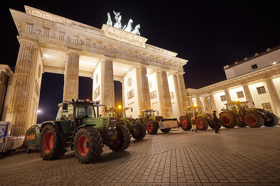 Landwirte aus Ostholstein stehen mit ihren Traktoren vor dem Brandenburger Tor. Hunderte Landwirte haben sich auf den Weg nach Berlin gemacht, um gegen den geplanten Stopp der Agrardiesel-Subvention zu demonstrieren.
