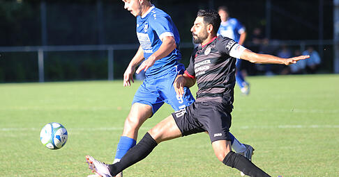 F&uuml;r Michael Baronas (links) und die SG Kirchardt geht es im Sinsheimer Landesliga-Derby darum, die ersten Punkte im Jahr 2026 einzufahren. F&uuml;r Hakan Aslantas (rechts) und T&uuml;rkspor Eppingen ist es praktisch die letzte Chance, die Hoffnung auf den Klassenerhalt aufrechtzuerhalten.