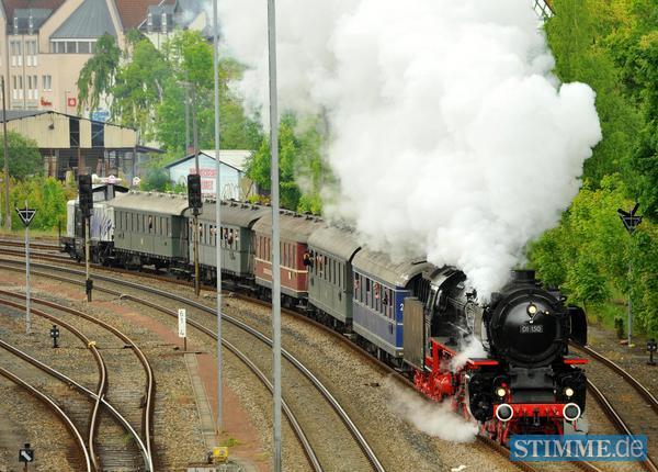 Die Dampflok 01 150 am 23.05.2013 nach der feierlichen &Uuml;bergabe im Dampflokwerk Meiningen (Th&uuml;ringen) bei der Ausfahrt aus der Stadt.