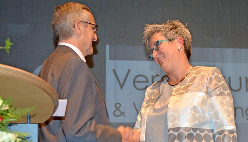 Ein Bild aus besseren Zeiten: Bürgermeister-Stellvertreter Richard Nörr gratuliert Heike Naber bei der Amtseinführung im Mai 2018. Ein Bild aus besseren Zeiten: Bürgermeister-Stellvertreter Richard Nörr gratuliert Heike Naber bei der Amtseinführung im Mai 2018.