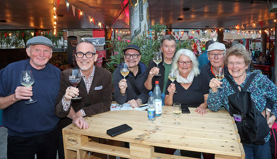 Auf dem Heilbronner Weindorf können sich Besucher durch rund 400 Wein- und Sektsorten an etlichen Ständen probieren.
