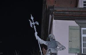 Schön anzuschauen, aber nicht wirklich historisch: Die stattliche Ritterrüstung am Gemmingenschen Haus scheint über die Altstadt zu wachen.