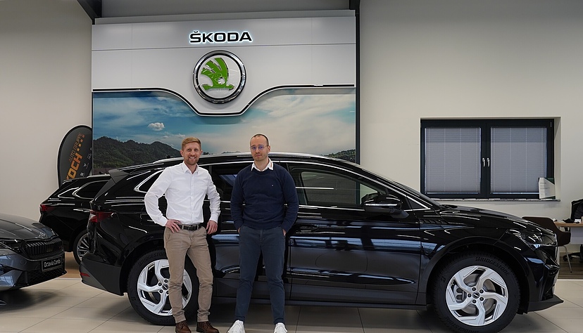 Informieren die Besucher bei Koch Automobile in &Ouml;hringen rund um alle Vorteile der Skoda-Modelle: die Verkaufsberater
Waldemar Warth (links) und Lukas Lenk.