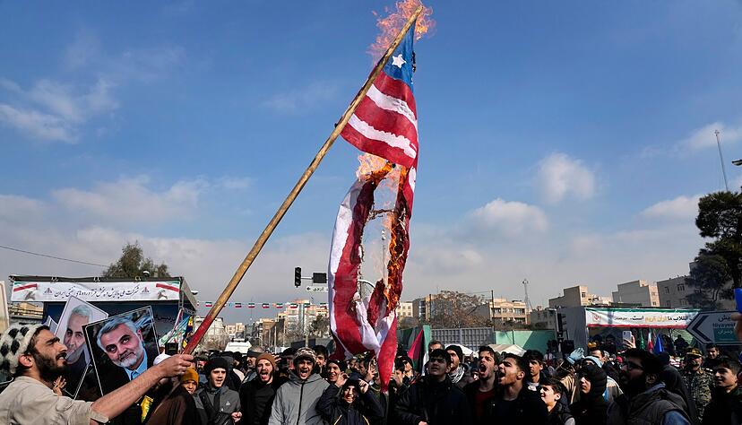 Das Verbrennen von Flaggen des Erzfeindes USA geh&ouml;rt bei staatlich erw&uuml;nschten Protesten im Iran zum guten Ton.