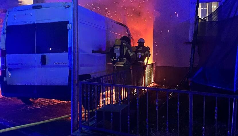 In Frankenbach ist ein Transporter im Wohngebiet ausgebrannt.