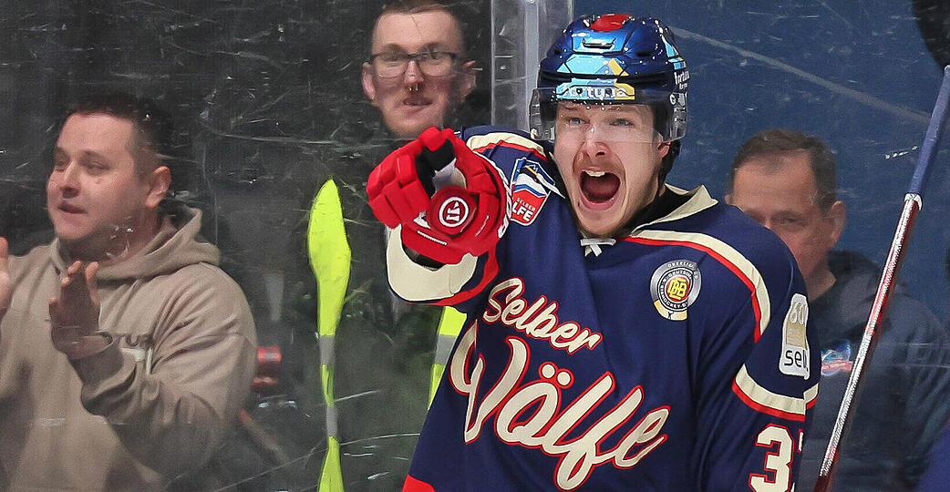 So lieben die Fans der Selber W&ouml;lfe Thomas Gauch: in Jubelpose. Der 28-j&auml;hrige Verteidiger war der drittbeste Scorer beim DEL2-Absteiger.