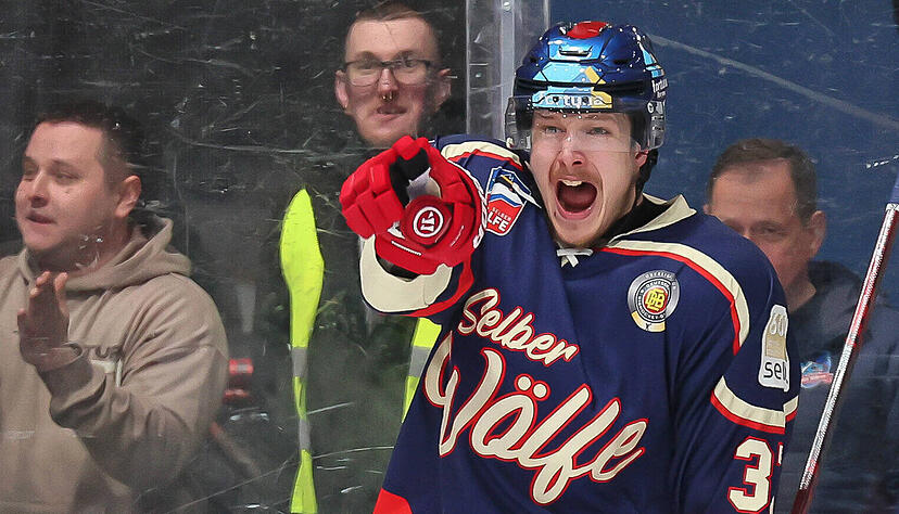So lieben die Fans der Selber W&ouml;lfe Thomas Gauch: in Jubelpose. Der 28-j&auml;hrige Verteidiger war der drittbeste Scorer beim DEL2-Absteiger.