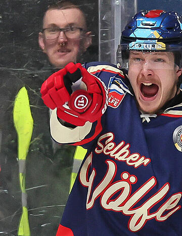 So lieben die Fans der Selber W&ouml;lfe Thomas Gauch: in Jubelpose. Der 28-j&auml;hrige Verteidiger war der drittbeste Scorer beim DEL2-Absteiger.