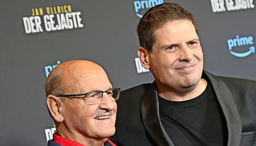 Der tief gefallene ehemalige Radprofi Jan Ullrich hat seine Dokumentation "Jan Ullrich − Der Gejagte" im Filmtheater Sendlinger Tor vorgestellt, zur Vorstellung gekommen ist auch sein erster Trainer Peter Sager.
Foto: dpa Der tief gefallene ehemalige Radprofi Jan Ullrich hat seine Dokumentation "Jan Ullrich − Der Gejagte" im Filmtheater Sendlinger Tor vorgestellt, zur Vorstellung gekommen ist auch sein erster Trainer Peter Sager.
Foto: dpa