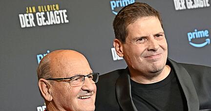 Der tief gefallene ehemalige Radprofi Jan Ullrich hat seine Dokumentation "Jan Ullrich − Der Gejagte" im Filmtheater Sendlinger Tor vorgestellt, zur Vorstellung gekommen ist auch sein erster Trainer Peter Sager.
Foto: dpa