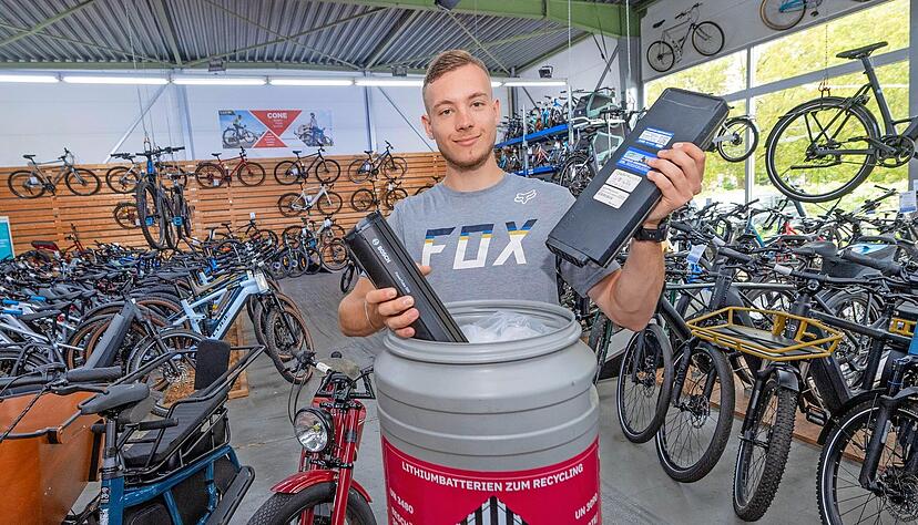 Händler sind zur kostenfreien Rücknahme von alten Batterien und Akkus verpflichtet. Bei Fahrradhändler Bruckner wandern Akkus in ein Sicherheitsfass.
