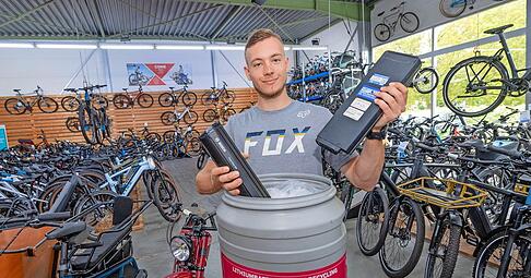 Händler sind zur kostenfreien Rücknahme von alten Batterien und Akkus verpflichtet. Bei Fahrradhändler Bruckner wandern Akkus in ein Sicherheitsfass.