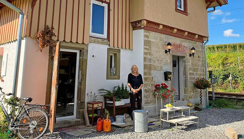 Natascha Wörner hat ein altes Bahnwärterhäusle in Lauffen renoviert. Im Hintergrund rechts sind die Gleise zu sehen, die unmittelbar daneben verlaufen.