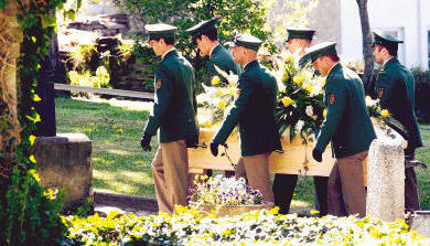 Das letzte Geleit: Kollegen der Bereitschaftspolizei B&ouml;blingen tragen den Sarg der erschossenen Polizistin auf dem Oberwei&szlig;bacher Friedhof zum Grab.Foto: Michael Reichel