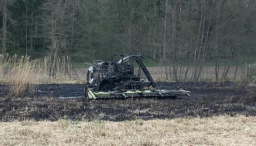 Hoher Sachschaden entstand bei einem Feuer auf einem Acker bei Bretzfeld-Siebeneich. Foto: Privat