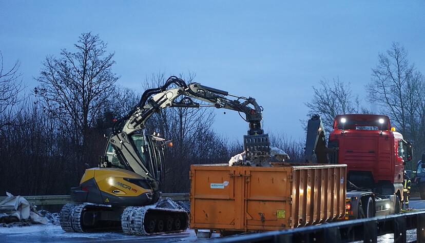 Auf der A44 im Kreis Paderborn haben nach einer Massenkarambolage Aufr&auml;umarbeiten begonnen.