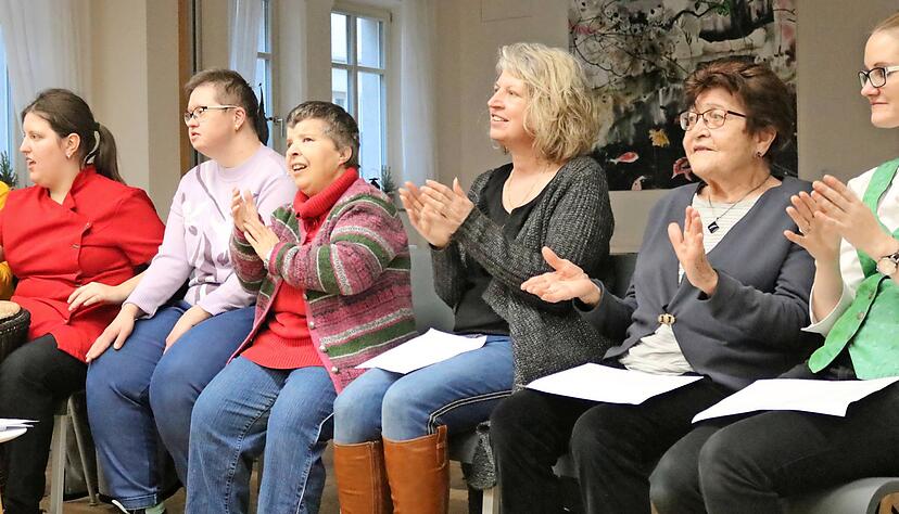 Freude am Singen und Musizieren: Die Mitglieder des Mitarbeiter-Chores vom Hotel-Restaurant Anne-Sophie treffen sich Montagnachmittags zur Probe.
Foto: Tamara Ludwig