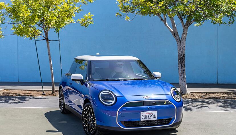 Ein Schnappschuss beweist: An dem typischen Frontdesign mit den runden Scheinwerfern hat sich auch beim neuen Mini Cooper kaum etwas verändert. Ein Schnappschuss beweist: An dem typischen Frontdesign mit den runden Scheinwerfern hat sich auch beim neuen Mini Cooper kaum etwas verändert.