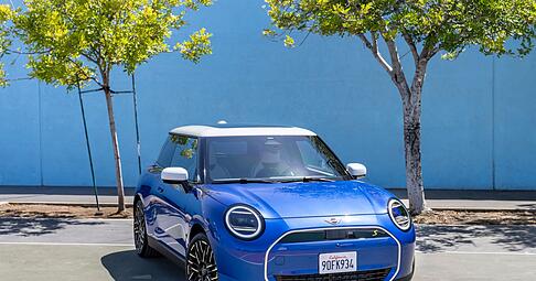 Ein Schnappschuss beweist: An dem typischen Frontdesign mit den runden Scheinwerfern hat sich auch beim neuen Mini Cooper kaum etwas verändert.
