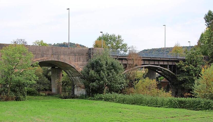 Die ehemalige Eisenbahnbrücke ist noch vorhanden und könnte nach derzeitigem Stand auch wieder als solche genutzt werden.