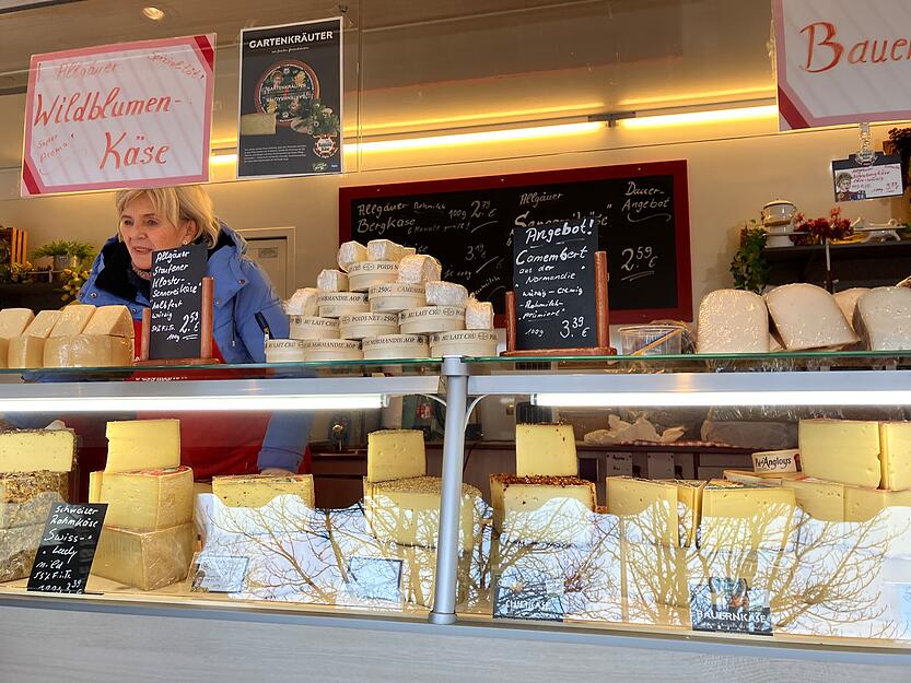 Beim Öhringer Pferdemarkt in Öhringen wird leckerer Käse aus dem Allgäu verkauft.