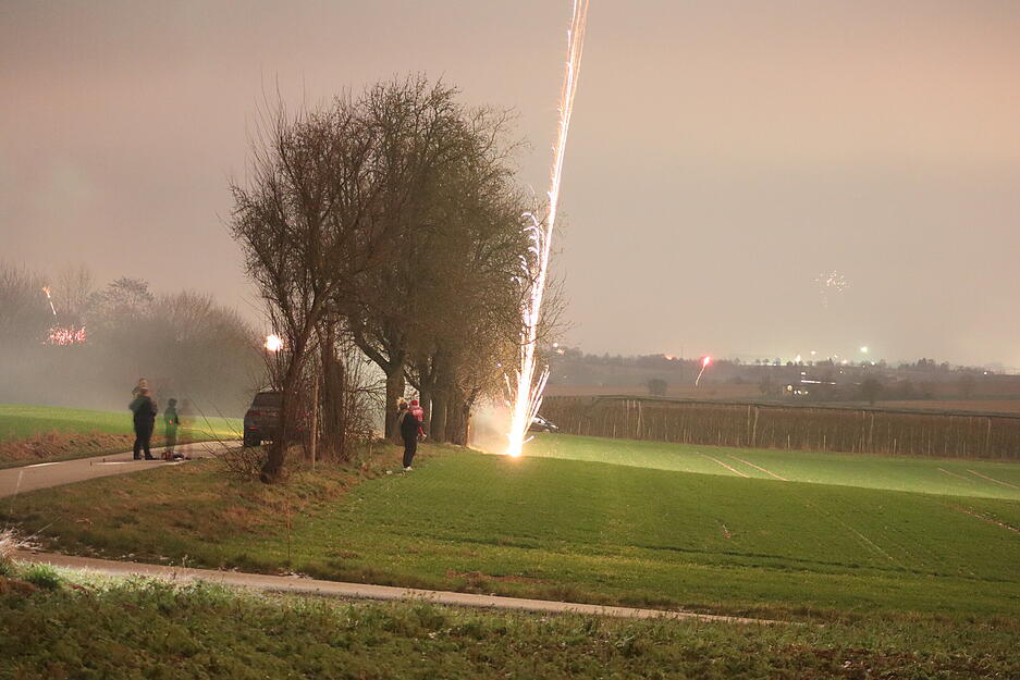 Auf der Anh&ouml;he zwischen B&uuml;ttelbronn und Unterma&szlig;holderbach haben sich einige Menschen versammelt.