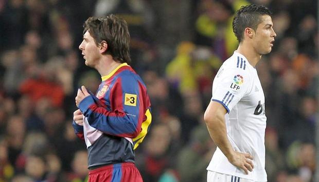 Lionel Messi (l) und Reals Cristiano Ronaldo treffen mit ihren Nationalteams aufeinander. Lionel Messi (l) und Reals Cristiano Ronaldo treffen mit ihren Nationalteams aufeinander.