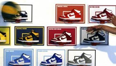 Teil einer Ausstellung in Berlin &uuml;ber die Geschichte von Nike-Sportschuhen.