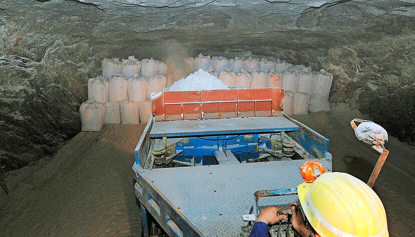 Sobald ein Stollen in der Untertagedeponie des Salzbergwerks Heilbronn vollgestapelt ist, wird die Lücke vollgeblasen.
Foto: Mugler Sobald ein Stollen in der Untertagedeponie des Salzbergwerks Heilbronn vollgestapelt ist, wird die Lücke vollgeblasen.
Foto: Mugler