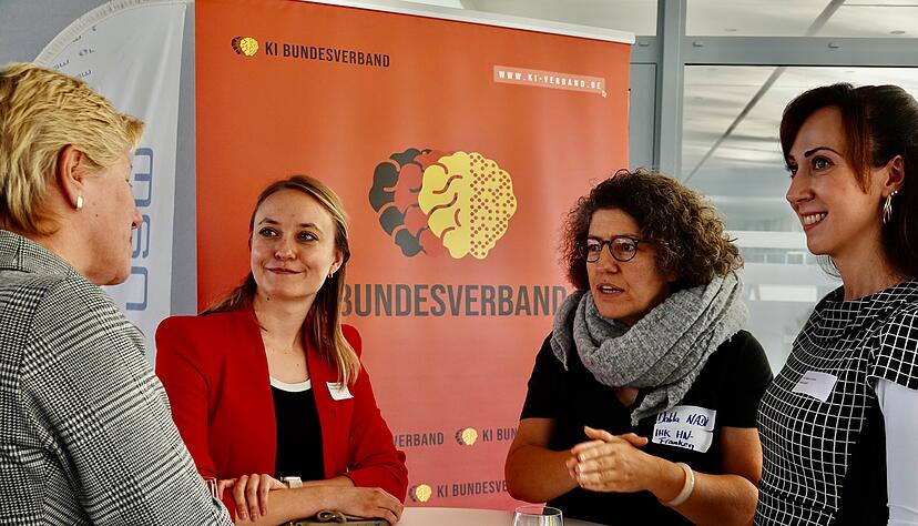 Stefanie Baade, Standortleiterin Baden-Württemberg des KI Bundesverbands (v.l), Dalila Nadi, Projektleitung KITO bei der IHK Heilbronn-Franken, und Natalie Jagielo, Referentin Hauptgeschäftsführung bei der IHK und verantwortlich für strategische Themen Stefanie Baade, Standortleiterin Baden-Württemberg des KI Bundesverbands (v.l), Dalila Nadi, Projektleitung KITO bei der IHK Heilbronn-Franken, und Natalie Jagielo, Referentin Hauptgeschäftsführung bei der IHK und verantwortlich für strategische Themen