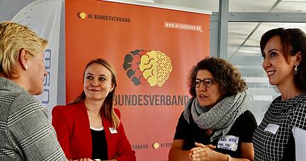 Stefanie Baade, Standortleiterin Baden-Württemberg des KI Bundesverbands (v.l), Dalila Nadi, Projektleitung KITO bei der IHK Heilbronn-Franken, und Natalie Jagielo, Referentin Hauptgeschäftsführung bei der IHK und verantwortlich für strategische Themen
