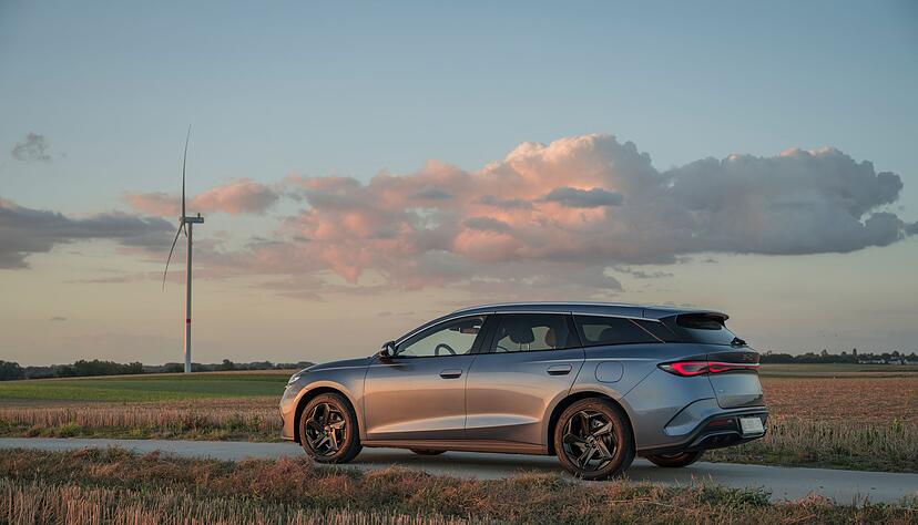 Zweigleisig: Der chinesische BYD Seal 6 hat ebenfalls einen Verbrenner ab Bord, der aber nicht nur Strom produziert, sondern je nach Fahrmodus auch direkt auf die R&auml;der wirkt.