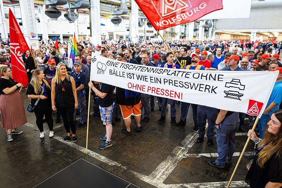 VW-Beschäftigte protestieren bei Betriebsversammlung