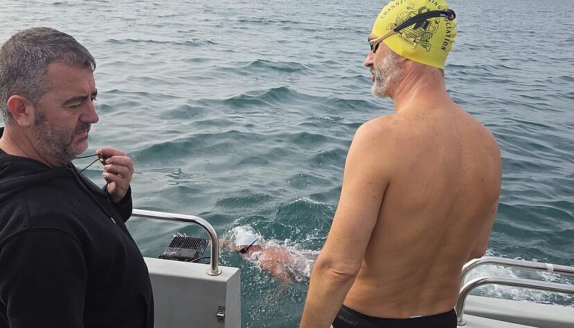 Ralf Hierzegger an Bord des Begleitbootes, kurz vor seinem zweiten Einsatz. Die Wassertemperatur lag bei 16,3 Grad.