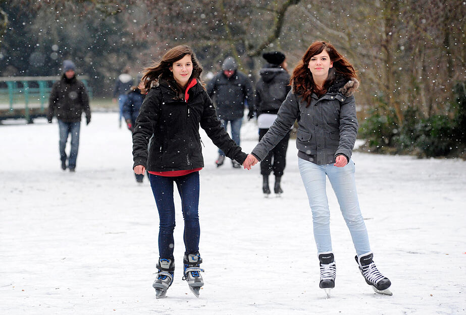 Ganz sch&ouml;n glatt ist es im Jahr 2012 auf dem Pf&uuml;hlsee. Heilbronner Stadtverwaltung gibt zugefrorene Seen frei.