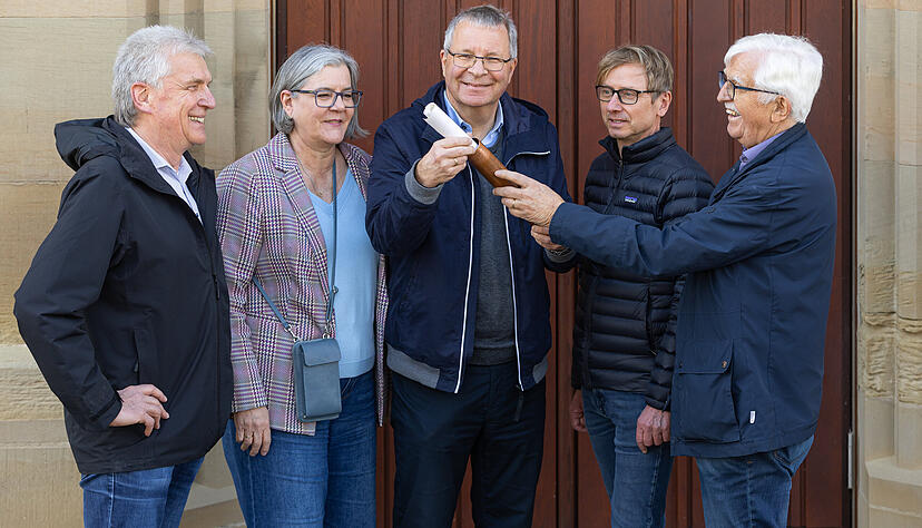 Pfarrer Rolf Sons (Mitte), Architekt Michael Scheerle (2.v.r.) und (v.l.) Hartmut Winkler, Nicole König sowie Ulrich Berlemann vom Bauausschuss mit einer Zeitkapsel. Pfarrer Rolf Sons (Mitte), Architekt Michael Scheerle (2.v.r.) und (v.l.) Hartmut Winkler, Nicole König sowie Ulrich Berlemann vom Bauausschuss mit einer Zeitkapsel.