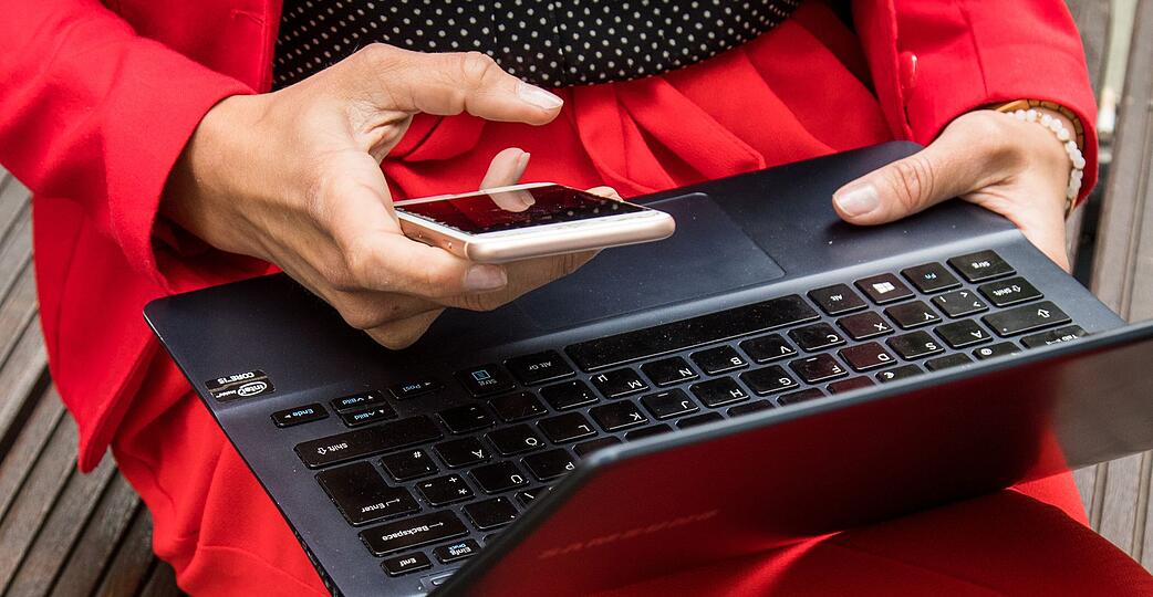 Ungew&ouml;hnliche Aktivit&auml;ten im Postfach: Auff&auml;llige Anmeldeversuche oder fremde Nachrichten deuten auf einen m&ouml;glichen Hackerangriff hin.