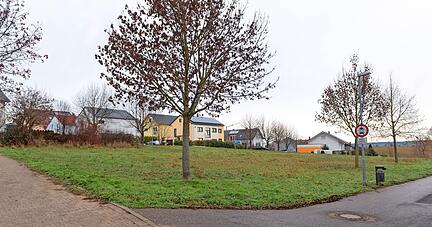 Auf diesem Grundst&uuml;ck im Westen von Klingenberg baut der Arbeiter-Samariter-Bund ein Generationenhaus f&uuml;r Senioren und Kinder.
Foto: Archiv/Berger