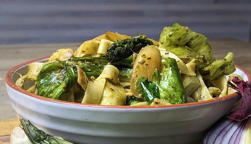 Spargel und Eisbergsalat verpassen der Pasta eine tolle grüne Farbe, Pesto, Zwiebel und Schinkenwürfel die passende Würze. Spargel und Eisbergsalat verpassen der Pasta eine tolle grüne Farbe, Pesto, Zwiebel und Schinkenwürfel die passende Würze.
