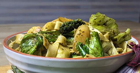Spargel und Eisbergsalat verpassen der Pasta eine tolle grüne Farbe, Pesto, Zwiebel und Schinkenwürfel die passende Würze.