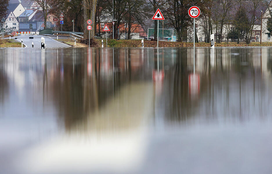 Die Kreisstraße zwischen Unlingen und Daugendorf ist vollständig vom Hochwasser der Donau überflutet.