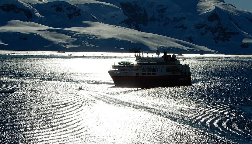 Mittlerweile reisen Schiffe für alle Interessen und Neigungen ins Südpolarmeer. Mittlerweile reisen Schiffe für alle Interessen und Neigungen ins Südpolarmeer.