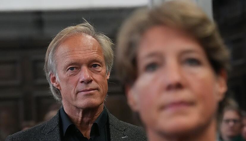 Der ehemalige Fernsehmoderator Gerhard Delling hat nach Aussage eines Zeugen angeboten, die Kinder von Glücksburg nach Hamburg zu fahren. Der ehemalige Fernsehmoderator Gerhard Delling hat nach Aussage eines Zeugen angeboten, die Kinder von Glücksburg nach Hamburg zu fahren.