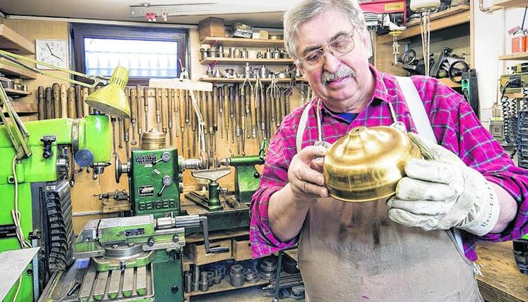Rüdiger Deutsch hat sich das Metalldrücken selbst beigebracht. Mit den Maschinen fertigt er vor allem Messingteile für die magischen Requisiten, die er sammelt und nachbaut.
Foto: Detlev Drenker