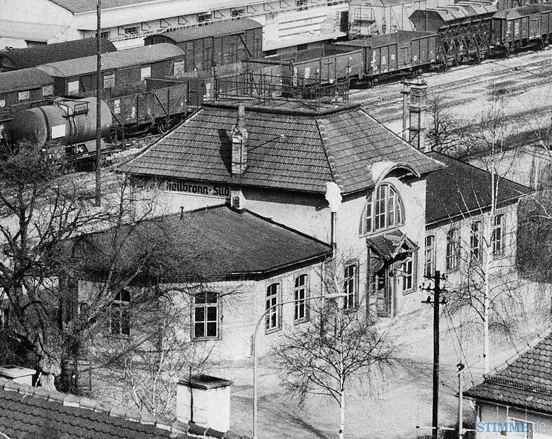 Heilbronns Südbahnhof 1964.  Das historische Empfangsgebäude, 1901 in Betrieb genommen, wird 1976 abgerissen.