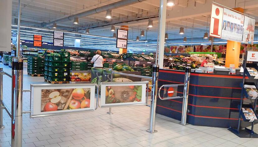 Vorher: Wer in den Markt hinein möchte, muss in der Weinsberger Filiale noch diese Barriere überwinden. Ein Zurück gibt es nicht.Fotos: Stockburger Vorher: Wer in den Markt hinein möchte, muss in der Weinsberger Filiale noch diese Barriere überwinden. Ein Zurück gibt es nicht.Fotos: Stockburger