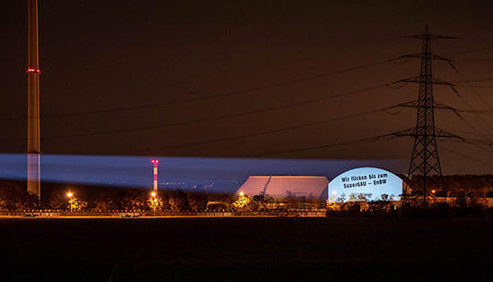 Die Mängel im Atomkraftwerk Neckarwestheim sind schwerer als bisher vermutet. Das Problem werde verharmlost, sagen Atomkraftgegner - und protestierten am Donnerstagabend mit einer Lichtprojektion gegen den Betreiber EnBW und das Umweltministerium. Foto: C. Kunz